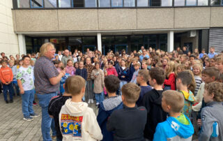 Schülergruppe und Schulleiter Jürgen Pach beim Schuljahresempfang